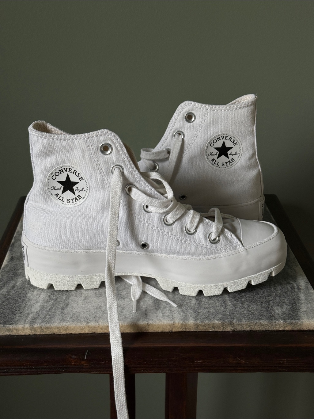 Chuck Taylor All Star Lugged Hi Sneaker In White & Black - Size 6